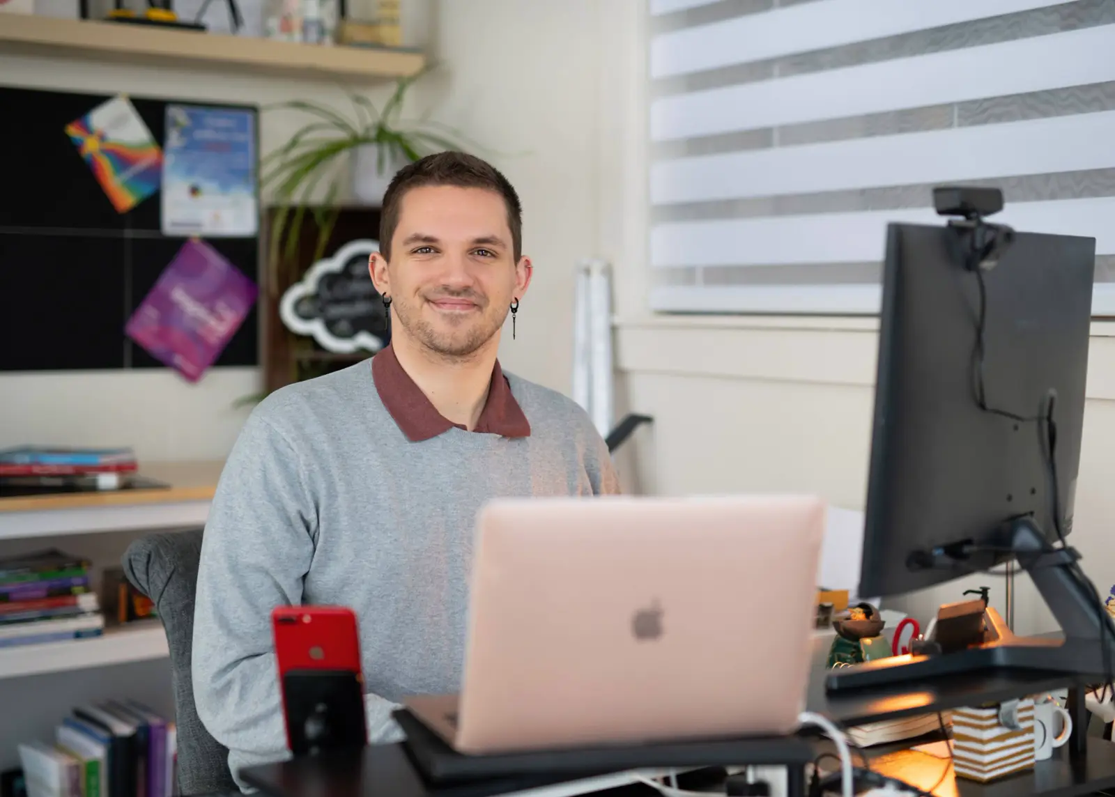 A Desert Solace counsellor at his desk, ready for an online session